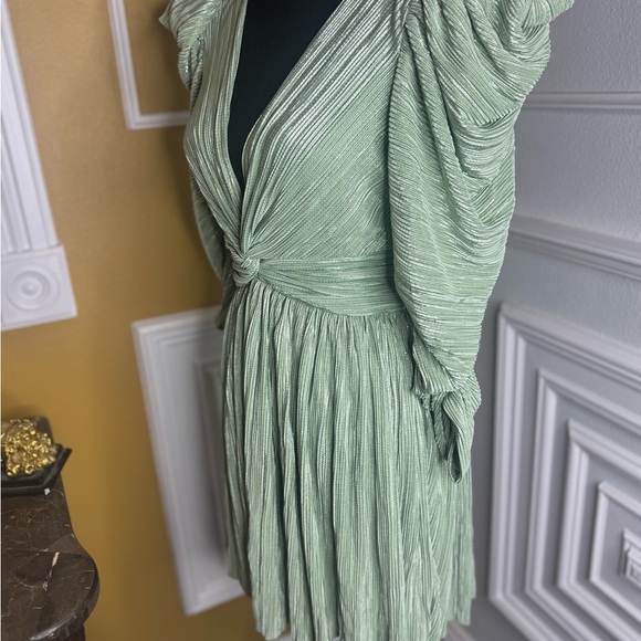 Elegant Mint Green Pleated Dress - Picture 9 of 12